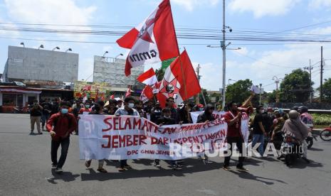 Sejumlah aktivis yang tergabung dalam Gerakan Mahasiswa Nasional Indonesia (GMNI) melakukan aksi unjuk rasa di Bundaran DPRD Jember, Jawa Timur, Rabu (29/9/2021). Dalam aksinya mereka menolak segala bentuk aktivitas berupa tambang pasir besi dan tambak udang dikawasan pesisir Desa Paseban karena merusak lingkungan. 