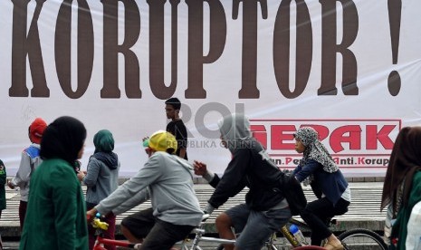  Sejumlah aktivis yang tergabung dalam Gerakan Pemuda Anti Korupsi peringati Hari Anti Korupsi seDunia di Bundaran HI, Jakarta, Ahad (8/12).  (Republika/Prayogi)