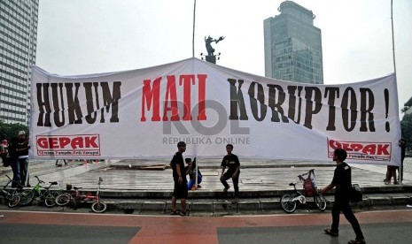  Sejumlah aktivis yang tergabung dalam Gerakan Pemuda Anti Korupsi peringati Hari Anti Korupsi seDunia di Bundaran HI, Jakarta, Ahad (8/12).  (Republika/Prayogi)