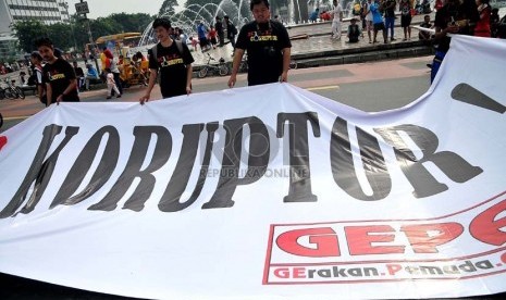  Sejumlah aktivis yang tergabung dalam Gerakan Pemuda Anti Korupsi peringati Hari Anti Korupsi seDunia di Bundaran HI, Jakarta, Ahad (8/12).  (Republika/Prayogi)