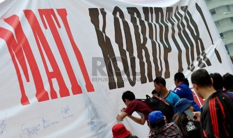  Sejumlah aktivis yang tergabung dalam Gerakan Pemuda Anti Korupsi peringati Hari Anti Korupsi seDunia di Bundaran HI, Jakarta, Ahad (8/12).  (Republika/Prayogi)