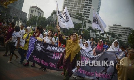  Sejumlah aktivis yang tergabung dalam Kaukus Perempuan Politik Indonesia melakukan jalan santai dalam rangka memperingati jelang Hari Kartini saat Hari Bebas Kendaraan Bermotor (HBKB) di Jalan M.H Thamrin, Jakarta, Ahad (16/4).