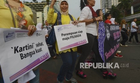 Sejumlah aktivis yang tergabung dalam Kaukus Perempuan Politik Indonesia melakukan jalan santai dalam rangka memperingati jelang Hari Kartini saat Hari Bebas Kendaraan Bermotor (HBKB) di Jalan M.H Thamrin, Jakarta, Ahad (16/4).