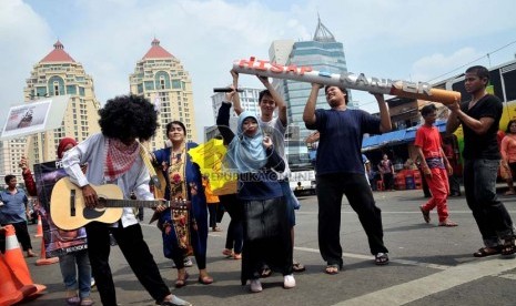 Sejumlah aktivis yang tergabung dalam Koalisi Warga Untuk Jakarta Bebas asap Rokok (Smoke Free Jakarta) melakukan kampanye larangan merokok di angkutan umum di Terminal Senen Jakarta Pusat, Selasa (21/5).    (Republika/Prayogi)