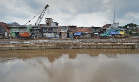 Sejumlah alat berat beroperasi saat menyelesaikan proyek normalisasi Kali Ciliwung di Kelurahan Bukit Duri, Jakarta, Jumat (6/1). 