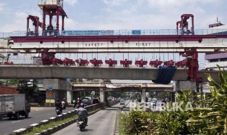 Sejumlah alat berat dioperasikan untuk mengerjakan pembangunan proyek rel dwiganda atau Double-Double Track (DDT) Manggarai-Cikarang di kawasan Jatinegara, Jakarta, Senin (17/12).