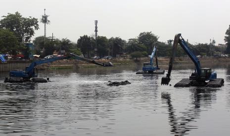 Sejumlah alat berat melakukan pengerekun sampah dan sedimen lumpur di Kali Mukevart Daan Mogot, Jakarta Barat, Rabu (6/9/2021). Pengerukan yang dilakukan pemerintah Pemrov DKI Jakarta bertujuan untuk pencegahan dan penanggulangan banjir untuk wilayah Jakarta dan Tangerang saat musim hujan tiba.