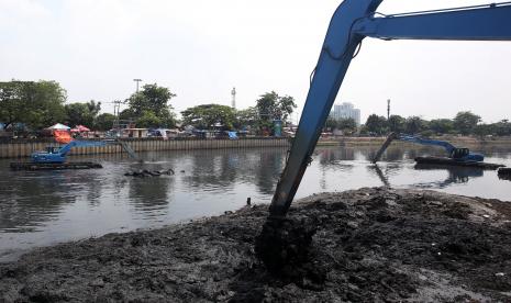 Sejumlah alat berat melakukan pengerekun sampah dan sedimen lumpur di Kali Mukevart Daan Mogot, Jakarta Barat, beberapa waktu lalu. Pengerukan yang dilakukan pemerintah Pemrov DKI Jakarta bertujuan untuk pencegahan dan penanggulangan banjir untuk wilayah Jakarta dan Tangerang saat musim hujan tiba. 