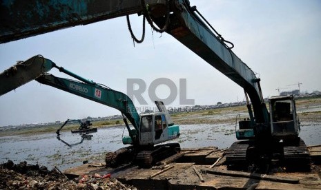  Sejumlah alat berat melakukan pengerukan lumpur di Waduk Pluit, Jakarta, Selasa (8/10).  (Republika/Prayogi)