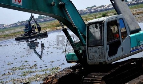  Sejumlah alat berat melakukan pengerukan lumpur di Waduk Pluit, Jakarta, Selasa (8/10).  (Republika/Prayogi)