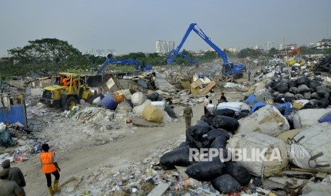 Sejumlah alat berat membongkar bangunan liar di Kawasan Taman Bersih, Manusiawi dan Berwibawa (BMW), Kecamatan Tanjung Priok, Jakarta, Selasa (1/8).