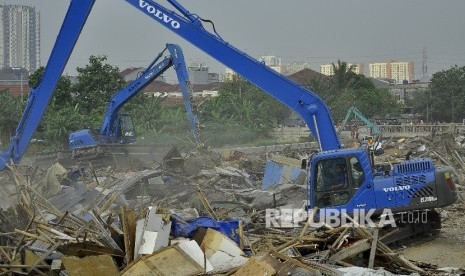 Sejumlah alat berat membongkar bangunan liar di Kawasan Taman Bersih, Manusiawi dan Berwibawa (BMW), Kecamatan Tanjung Priok, Jakarta, Selasa (1/8).