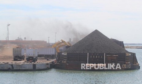 Sejumlah alat berat memuat batu bara ke dalam truk di Pelabuhan Cirebon, Jawa Barat, Kamis (13/6). Kementerian ESDM menetapkan Harga Batu Bara Acuan (HBA) turun dari 81,86 dolar AS per ton menjadi 81,48 dolar AS per ton. 