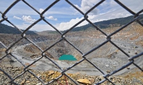 Sejumlah alat berat mengangkut material di tambang Batu Hijau milik PT Amman Mineral Nusa Tenggara (AMNT) di Kecamatan Sekongkang, Taliwang, Kabupaten Sumbawa Barat, NTB.