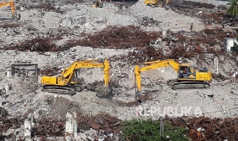  Sejumlah alat berat sedang mengeruk puing-puing bangunan Pasar Proyek Senen Jakarta yang dirobohkan, Jumat (20/10).