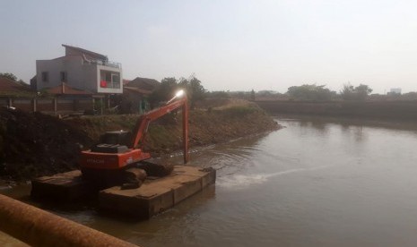 Sejumlah alat berat tengah mengeruk sedimentasi di Sungai Citarum di wilayah Andir, Baleendah, Kabupaten Bandung, Ahad (7/7). Kedalamana sedimentasi bervarisi dari 3 sampai 5 meter. 