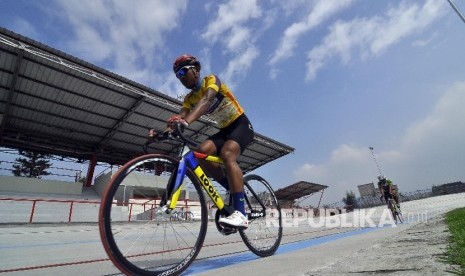 Sejumlah Altet Cabang Balap Sepeda melakukan latihan jelang PON Jabar XIX 2016 di Velodrome Munaif Saleh, Jl Cisangkan, Kota Cimahi. (ilustrasi) 