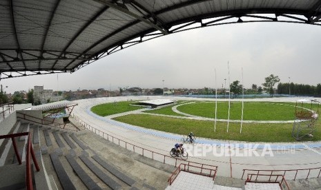 Sejumlah Altet Cabang Balap Sepeda menggunakan sepedanya usai latihan. 