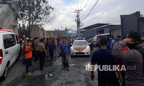 Sebanyak 8 Ambulans diberangkatkan dari lokasi kebakaran Pabrik Kembang Api, Kosambi, Kabupaten Tangerang, Kamis (26/10).