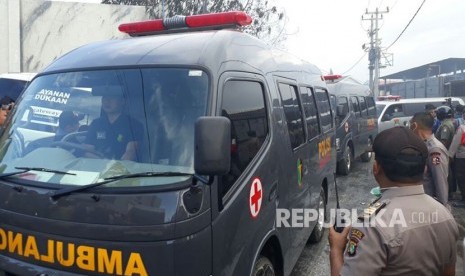 Sebanyak 8 Ambulans diberangkatkan dari lokasi kebakaran Pabrik Kembang Api, Kosambi, Kabupaten Tangerang, Kamis (26/10).