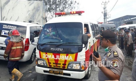 Sebanyak 8 Ambulans diberangkatkan dari lokasi kebakaran Pabrik Kembang Api, Kosambi, Kabupaten Tangerang, Kamis (26/10).