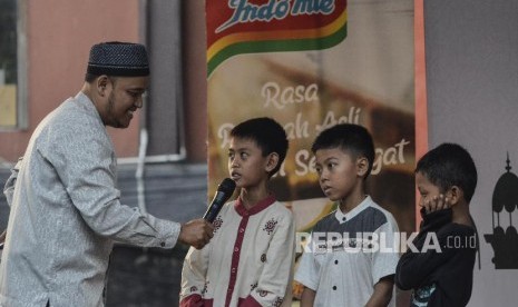 Sejumlah anak agen dan loper koran mengikuti acara buka puasa bersama di Kantor Republika, Pejaten, Jakarta Selatan, Ahad (26/5).