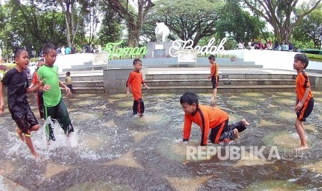 Sejumlah anak-anak bermain di Taman Badak Putih, Kota Bandung, Sabtu (15/1). 