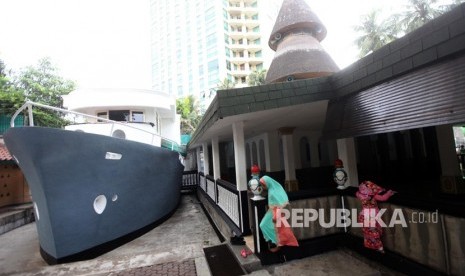 Sejumlah anak-anak bermain diarea Masjid Perahu atau Agung Al-Munada Baiturrahman, Jakarta, Rabu (14/11). 