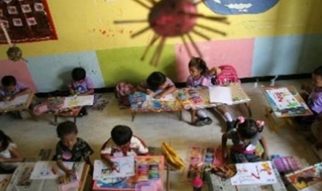 Sejumlah anak-anak dari perwakilan lembaga pendidikan anak usia dini (PAUD) mengikuti lomba mewarnai.