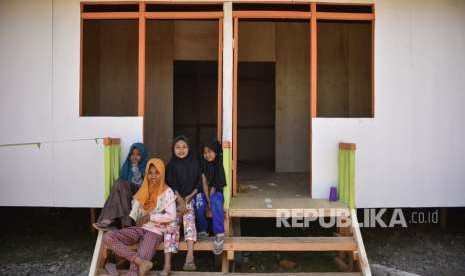 Sejumlah anak-anak korban gempa berada di bangunan Integrated Community Shelter atau hunian sementara untuk korban gempa bumi di Desa Gondang, Kecamatan Gangga, Tanjung, Lombok Utara, NTB, Selasa (4/9). 