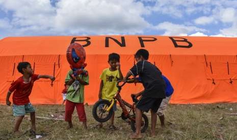 Sejumlah anak-anak korban gempa bumi bermain dekat tenda Posko Pengungsian Desa Sajang, Sembalun, Selong, Lombok Timur, NTB, Sabtu (4/8).