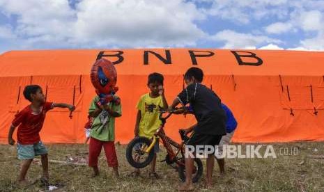 Sejumlah anak-anak korban gempa bumi bermain dekat tenda Posko Pengungsian Desa Sajang, Sembalun, Selong, Lombok Timur, NTB.