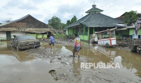 Sejumlah anak-anak melintas di Kampung Cimacan pasca banjir bandang, Kecamatan Tarogong Kidul, Kabupaten Garut, Rabu (21/9).