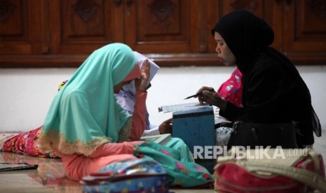 Sejumlah anak-anak mengaji Iqra di Masjid Perahu atau Agung Al-Munada Baiturrahman, Jakarta, Rabu (14/11).