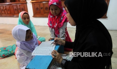 Sejumlah anak-anak mengaji Iqra di Masjid Perahu atau Agung Al-Munada Baiturrahman, Jakarta, Rabu (14/11).