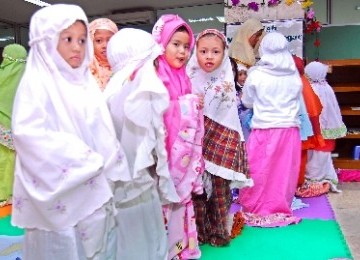 Sejumlah anak-anak mengikuti belajar shalat bersama.