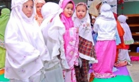 Sejumlah anak-anak mengikuti belajar shalat bersama.