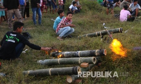 Sejumlah anak-anak mengikuti Festival Mercon Bumbung atau Petasan Bambu dengan bahan bakar minyak atau gas karbit di Desa Klumpit, Kudus, Jawa Tengah, Senin (27/5/2019).