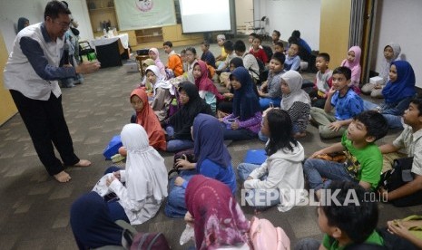  Sejumlah anak-anak mengikuti pelatihan edukasi saat Fun Science Republika di Kantor Harian Republika, Jakarta, Sabtu (12/8)..