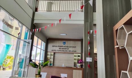 Sejumlah anak-anak tengah beraktivitas di Gedung Perpustakaan Tangsel, Senin (24/10/2022). Pemerintah Kota Tangerang Selatan (Tangsel) akan merevitalisasi kawasan perpustakaan yang berada di Jalan Ciater Raya, Kecamatan Serpong, Tangsel, Banten.