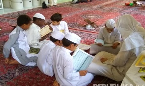 Sejumlah anak-anak tengah muroja'ah (mengulang hafalan) Alquran (Ilustrasi).