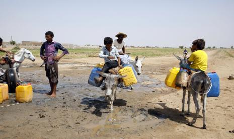 Anak-Anak Yaman Terpaksa Bekerja demi Bertahan Hidup. Sejumlah Anak-anak Yaman menunggu giliran mengisi jerigen dengan selang dari sumur pompa bertenaga diesel di kota Abs, provinsi Hajjah, Yaman, Selasa (8/9). Banyak anak laki-laki Yaman meninggalkan rumah mereka dengan membawa keledai dan tabung air plastik untuk mengambil air dari sumur Abs, beberapa jam dari desa mereka. Bepergian jauh untuk mengambil air untuk keluarga setiap hari membuat anak laki-laki tersebut tidak bersekolah. Ribuan keluarga Yaman di daerah itu kebanyakan bergantung pada anak-anak mereka untuk mengambil air untuk minum, memasak dan mencuci. Menurut UNICEF, hampir 18 juta orang dari 29 juta penduduk Yaman, termasuk 9,2 juta anak-anak, tidak memiliki akses reguler ke air bersih.  EPA-EFE / YAHYA ARHAB  