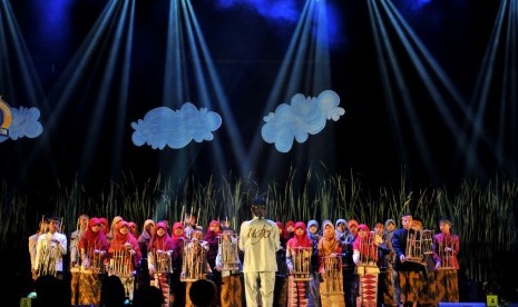 Sejumlah anak-anak yatim bermain alat musik angklung saat grand launching program 50 Dokter Yatim di Jakarta, Rabu (8/5) malam. 