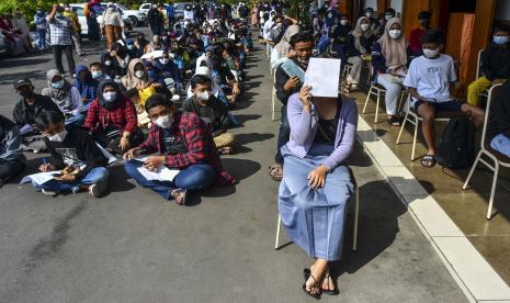 Sejumlah anak antre untuk mengikuti vaksinasi COVID-19 di Graha Asia, Kota Tasikmalaya, Jawa Barat, Selasa (27/7/2021). Sebanyak 1.000 anak mengikuti gebyar vaksinasi COVID-19 bagi anak dan remaja berusia 12-17 tahun yang diselenggarakan oleh Polres Tasikmalaya bekerjasama dengan Ikatan Dokter Indonesia (IDI) dan Ikatan Dokter Anak Indonesia (IDAI) Kota Tasikmalaya sebagai upaya menekan lonjakan penularan virus corona.