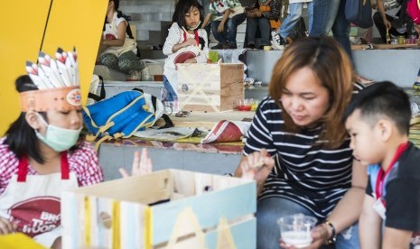 Sejumlah anak belajar melukis dan mewarnai mebel dari kayu di gedung Bandung Creative Hub, Bandung, Jawa Barat, Sabtu (7/7).