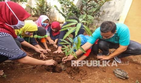 Sejumlah anak belajar menanam bibit pohon di Padepokan Restu Bumi, Ciracas, Jakarta Timur, Sabtu (21/11/2020). Dinas Lingkungan Hidup dan Kehutanan (LHK) Jakarta Timur dalam rangka memperingati Hari Pohon Sedunia mengadakan program edukasi urban farming seperti menanam padi, budidaya manggot, menyiram tanaman dan berkebun.