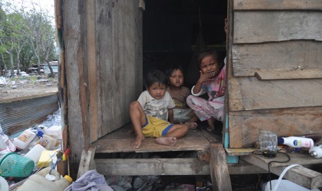 Angka Kemiskinan: Sejumlah anak berada di rumah mereka di Kawasan Pemukiman Pemulung di Palu, Sulawesi Tengah, Jumat (1/3/2019).