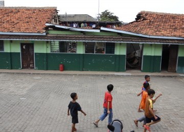 Sejumlah Anak beraktivitas di depan bangunan Sekolah Madrasah Ibtidaiyah Arridha yang roboh di Jl Jelambar Utama Raya. Jakarta Barat, Ahad (18/3). (Republika/Adhi Wicaksono)