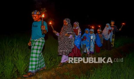 Sejumlah anak berjalan di pematang sawah sambil membawa obor usai mengikuti Program Magrib Mengaji di Masjid Baetul Mutaqin, Kampung Munggangwareng, Kabupaten Ciamis, Jawa Barat, Rabu (8/9/2021). Pemerintah Provinsi Jawa Barat bekerjasama dengan para kiai dan Majelis Ulama Indonesia (MUI) di Jabar meluncurkan Program Maghrib Mengaji dan Membaca Al- Quran di masjid untuk menjaga tradisi dan budaya umat Islam di nusantara.