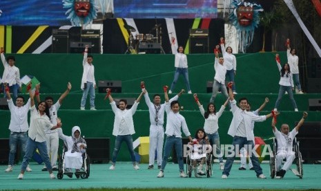 Sejumlah anak berkebutuhan khusus melakukan tarian dalam upacara penutupan Pekan Paralimpik Nasional (Peparnas) XV yang diadakan di Stadion Siliwangi, Kota Bandung, Jawa Barat, Senin (24/10). 